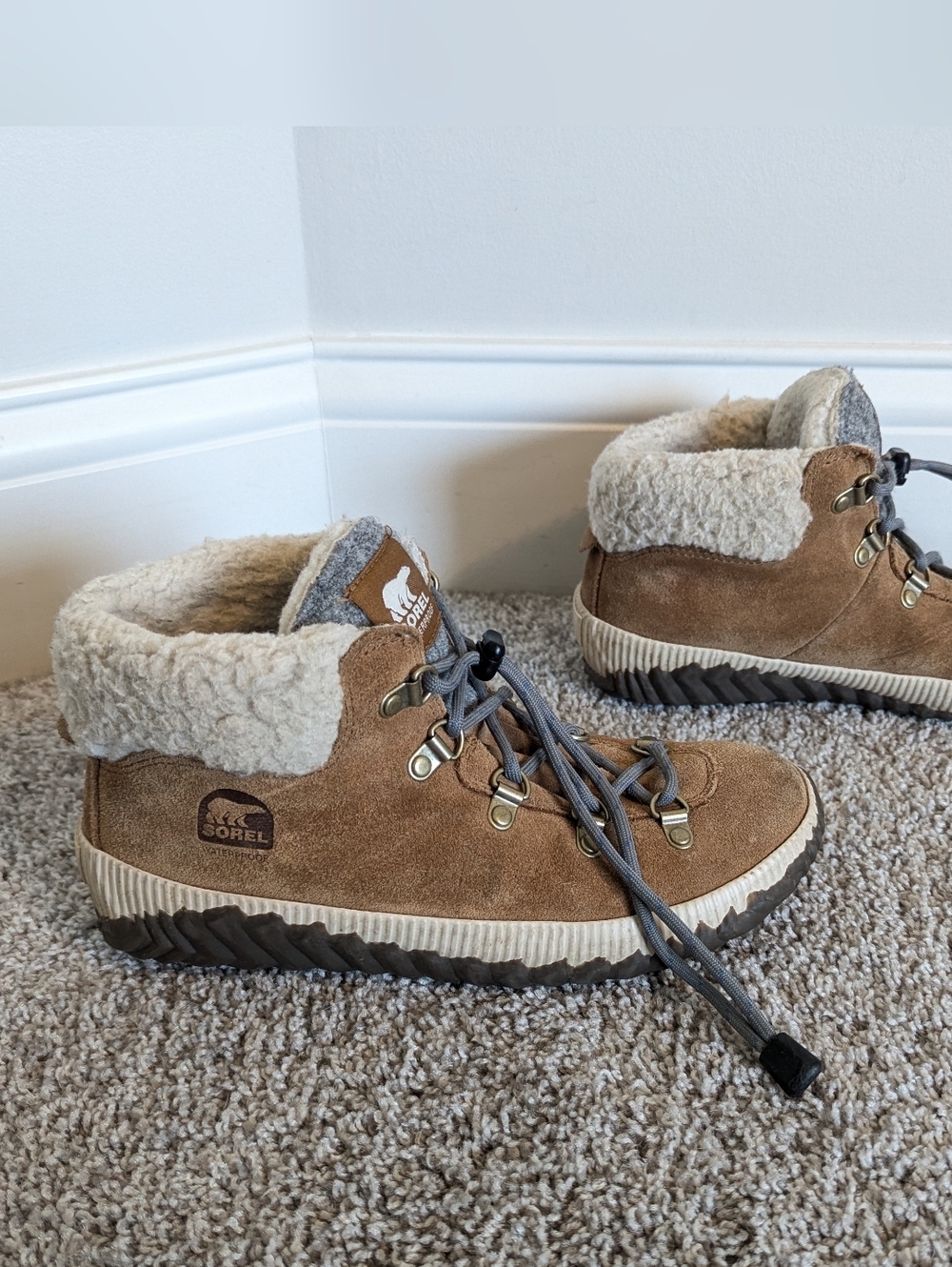 Sorel Youth Out N About Plus Conquest Tan Suede Mid Boot sz 5